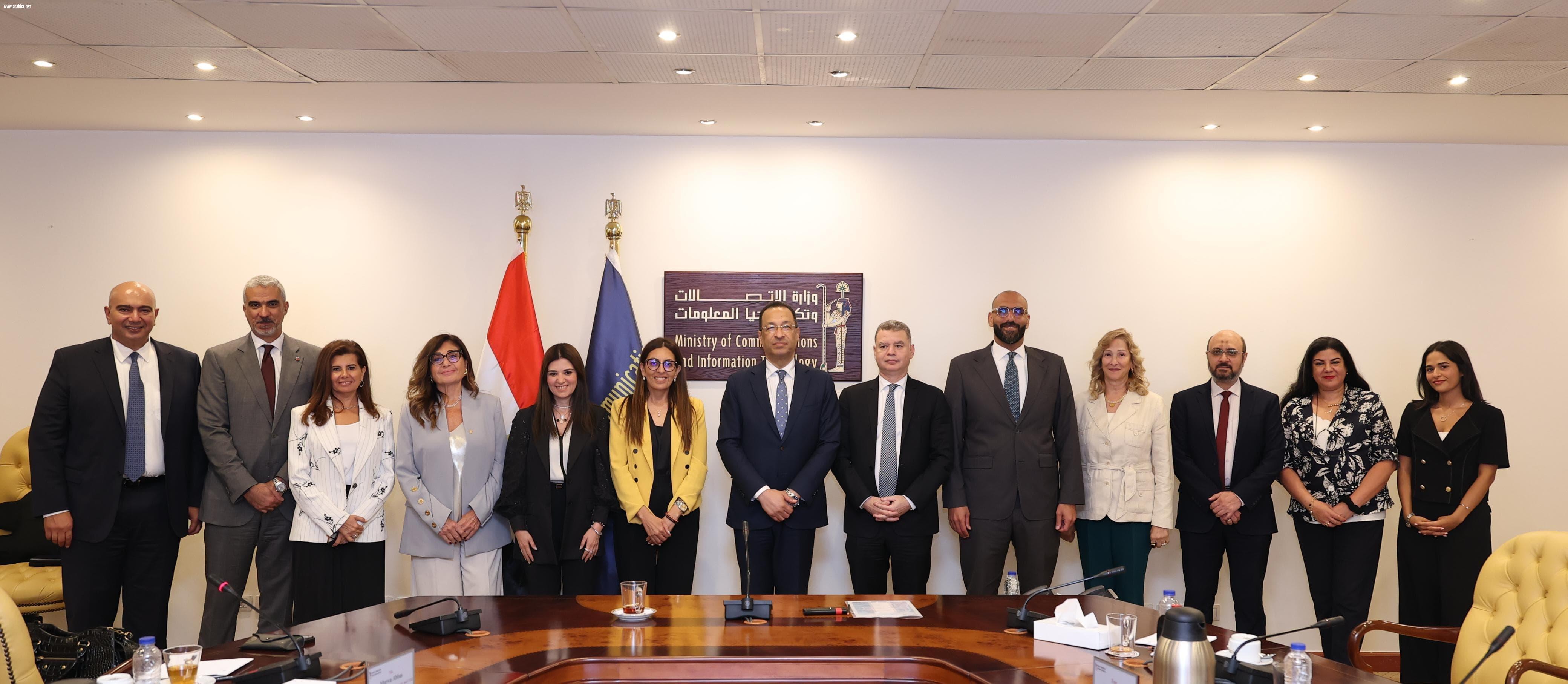 وزير الاتصالات وتكنولوجيا المعلومات يلتقي أعضاء لجنة التحول الرقمى بغرفة التجارة الأمريكية بالقاهرة 