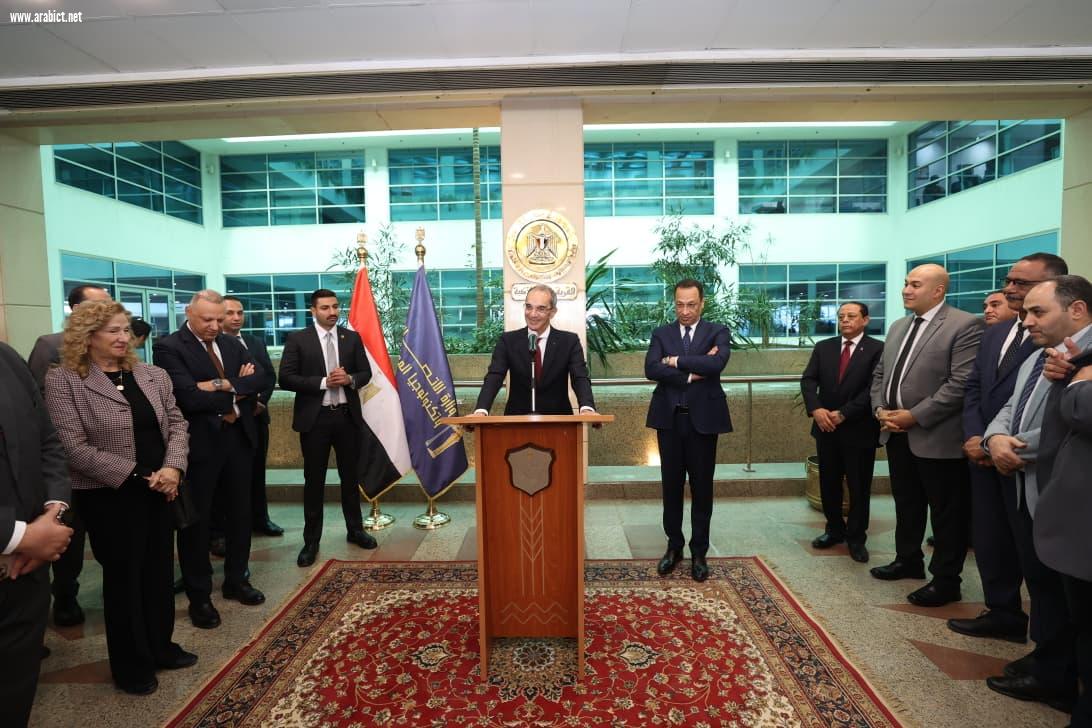 خلال مراسم التسليم والتسلم.  وزير الاتصالات وتكنولوجيا المعلومات يستقبل الوزير السابق ويبحث معه  ملفات العمل بالوزارة.