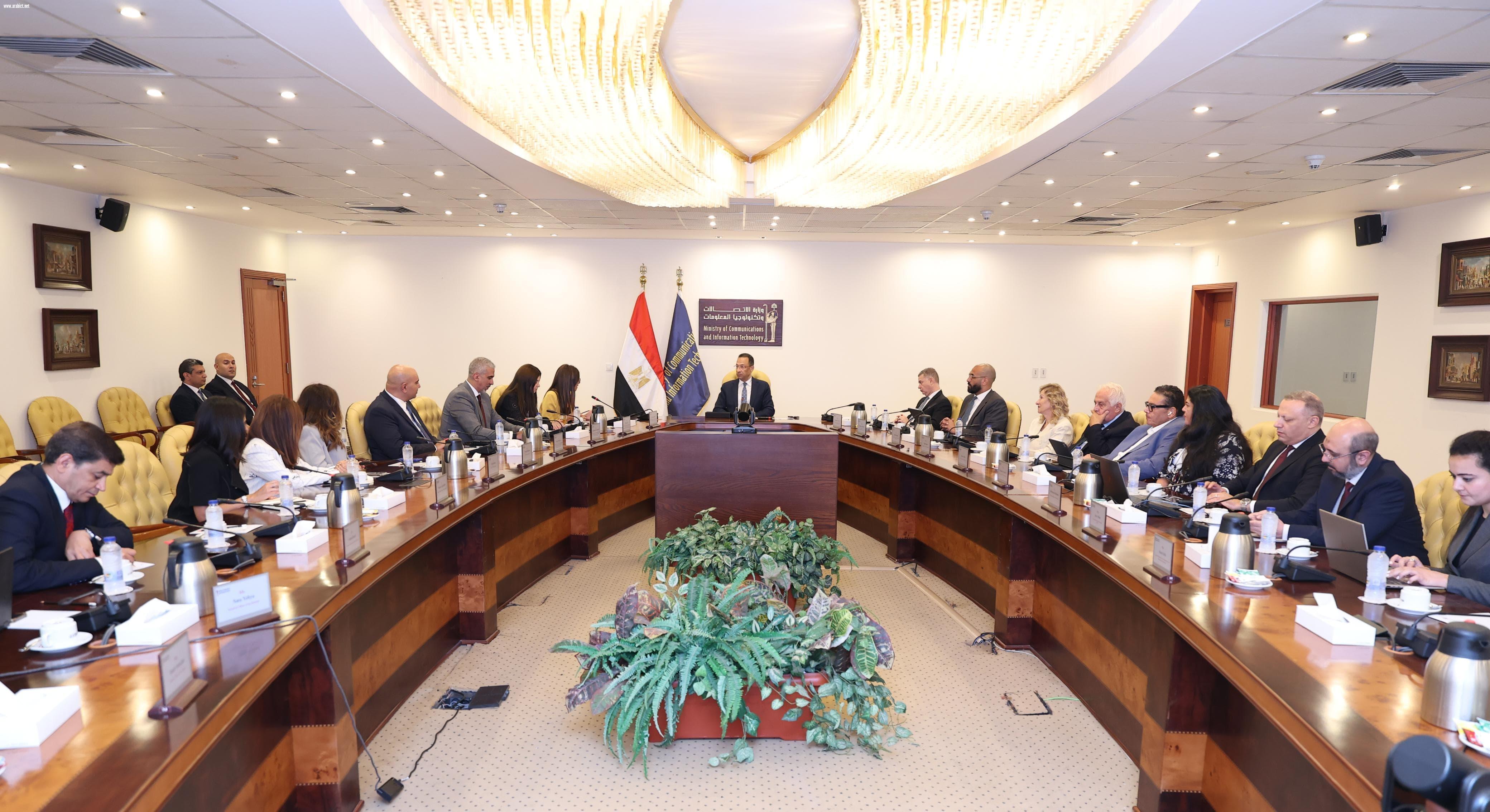 وزير الاتصالات وتكنولوجيا المعلومات يلتقي أعضاء لجنة التحول الرقمى بغرفة التجارة الأمريكية بالقاهرة 