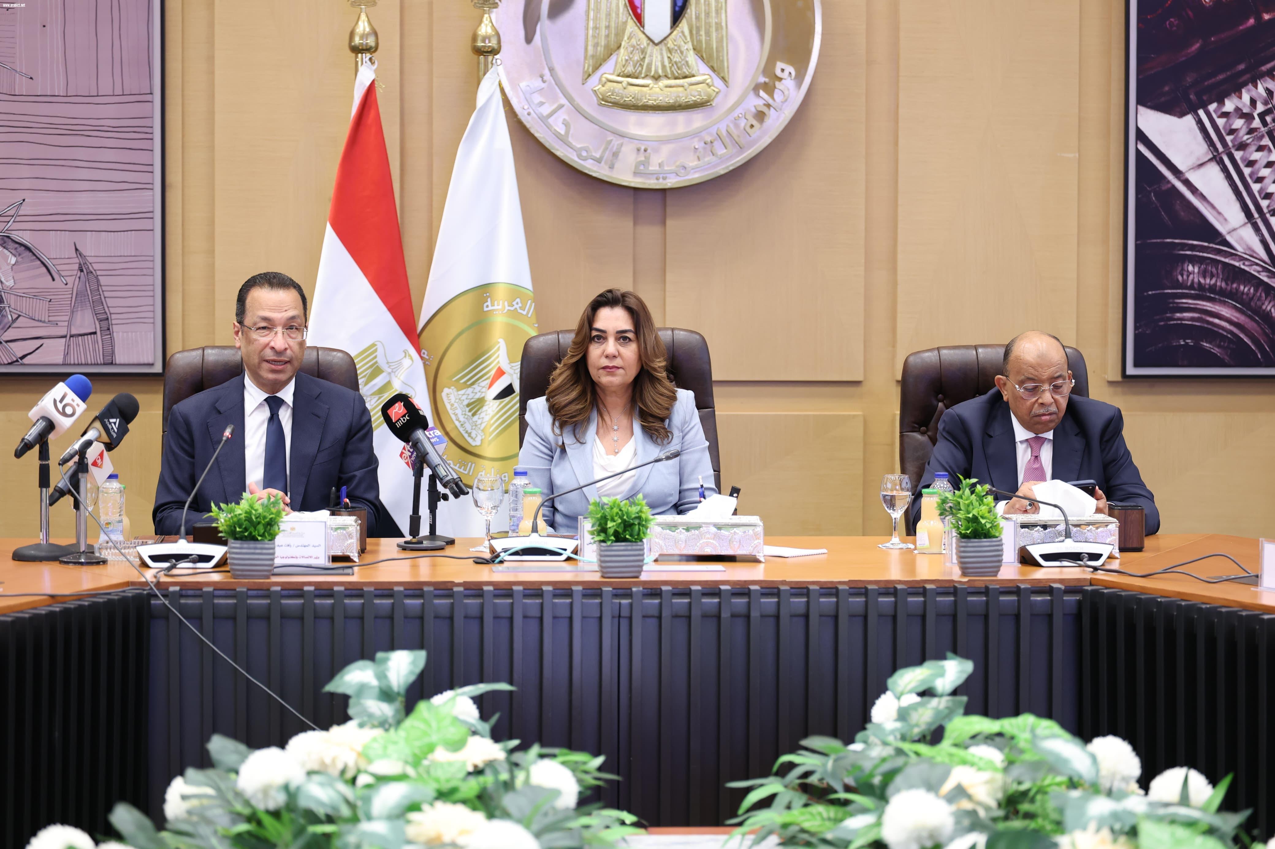 وزيرا التنمية المحلية والاتصالات يطلقان خدمة 
